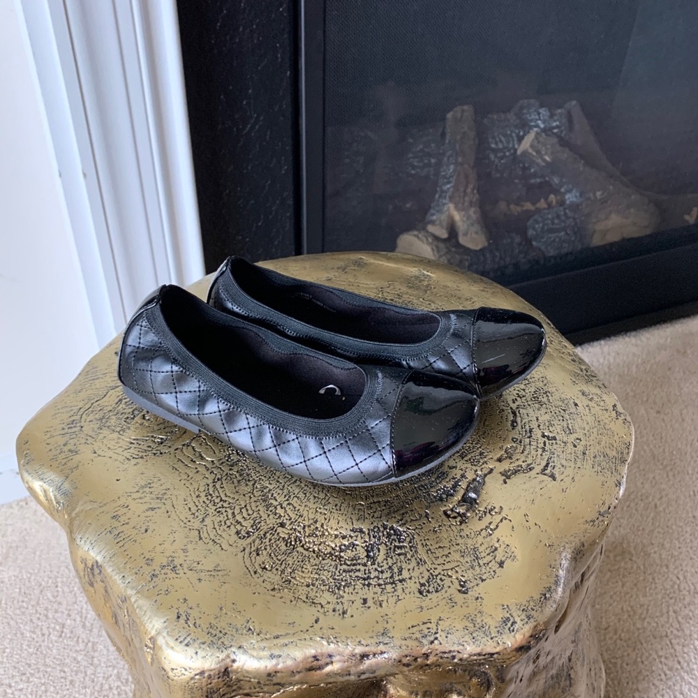 Black ballerina flats